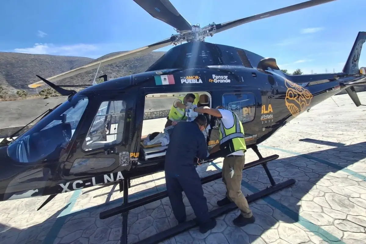 Con acompañamiento médico, menor poblana es trasladada en ambulancia aérea Con acompañamiento médico, menor poblana es trasladada en ambulancia aérea