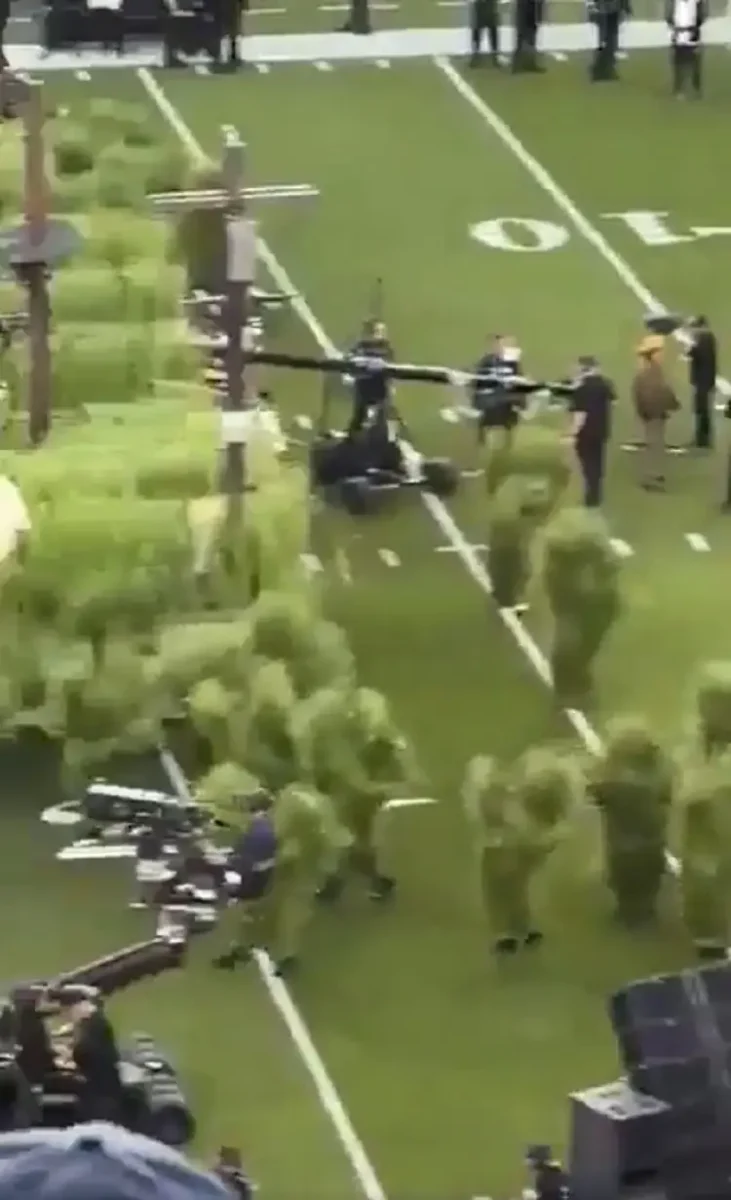 ¿Cuánto ganaron los árboles humanos del medio tiempo del Super Bowl LX?