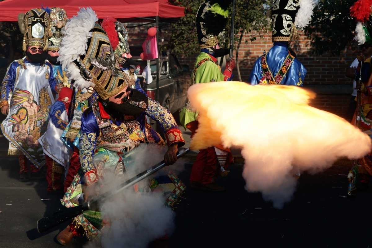 paramédico venezolano que cada año regresa al Carnaval de Huejotzingo