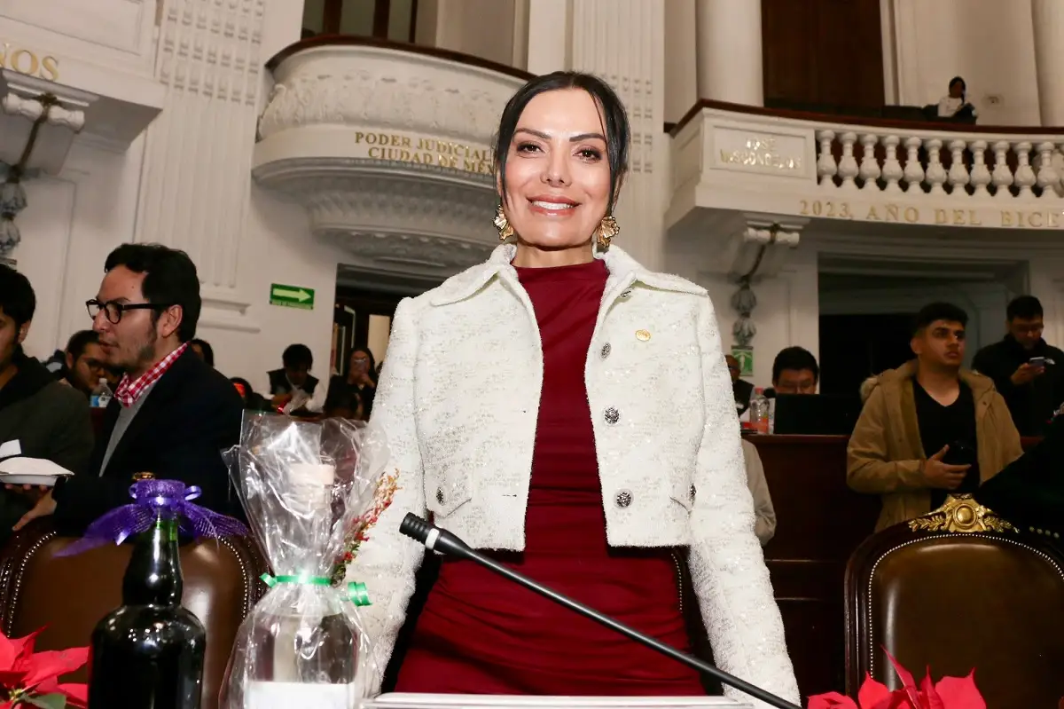 Diputada Diana Sánchez Barrios quita a ciclista de ciclovía en CDMX