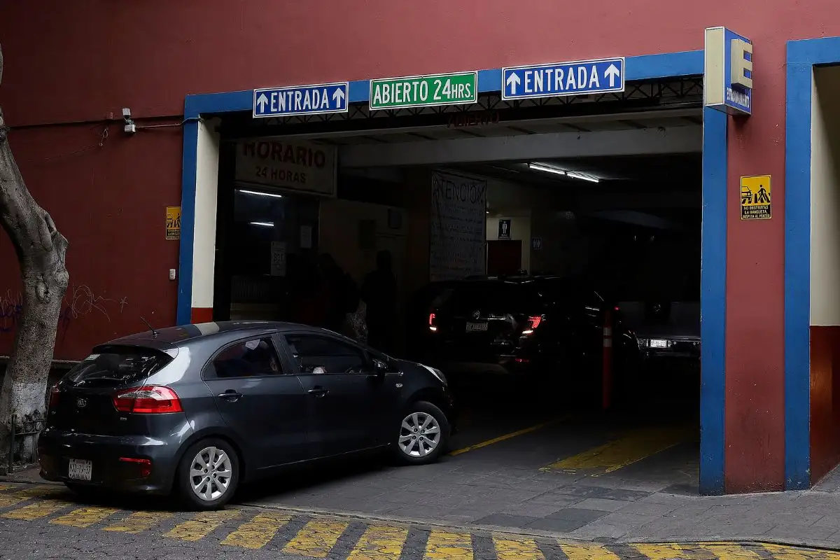 Dueños de estacionamientos de Puebla analizan subir tiempo de tolerancia