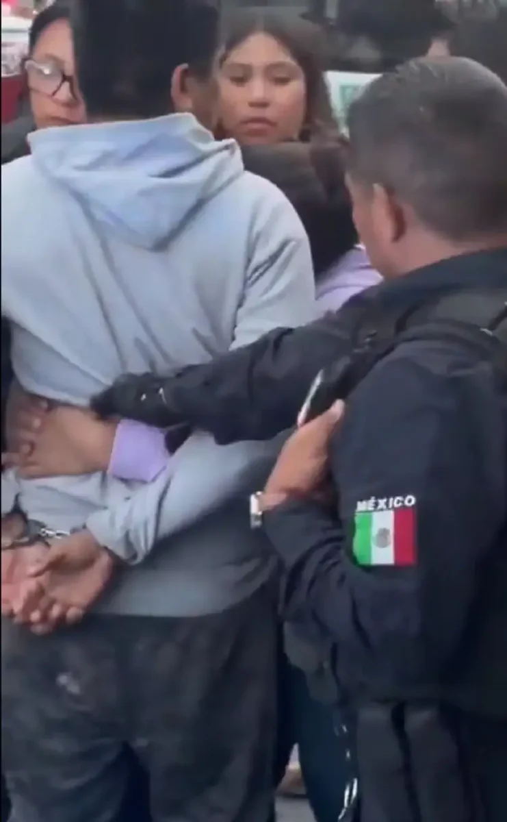 Mamá de taxista en Tehuacán se desmaya tras su detención