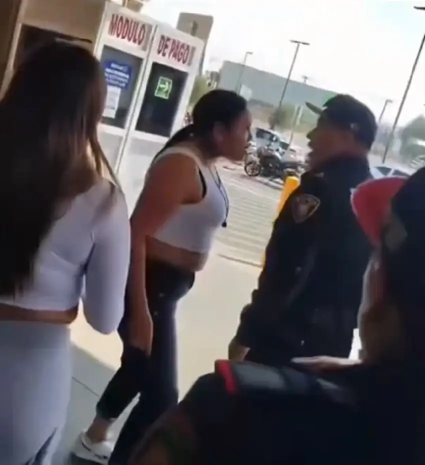 (VIDEO) Mujer roba en Walmart y llora tras ser detenida