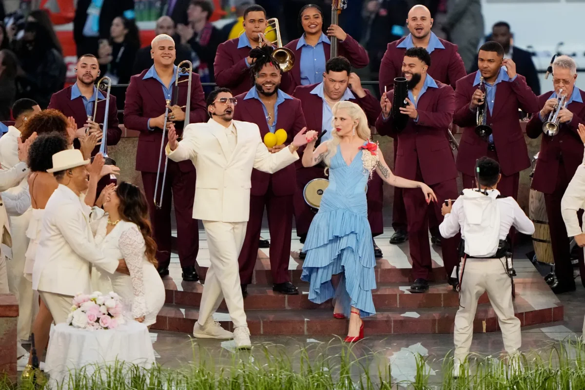 outfit de bad bunny en el super bowl