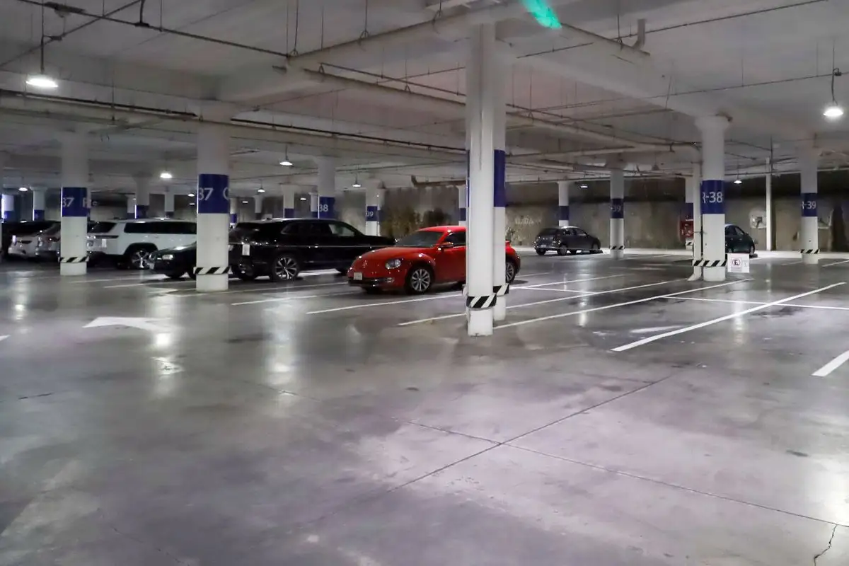 Plazas comerciales rechazan póliza antirrobo en estacionamientos