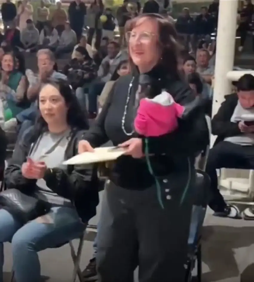 Profepa denuncia a regidora de Ocotlán captada con mono araña