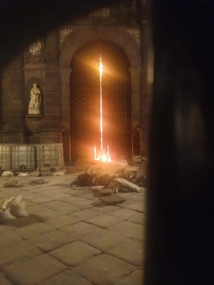 Seguro cubrirá gastos para reparar la puerta de la Catedral de Puebla incendiada