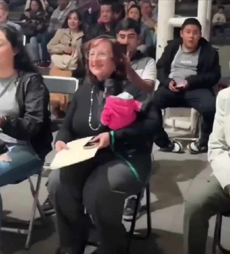 Exhiben a regidora de Ocotlán con mono araña en evento oficial