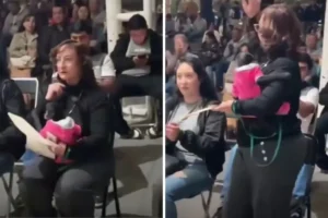 Exhiben a regidora de Ocotlán con mono araña en evento oficial