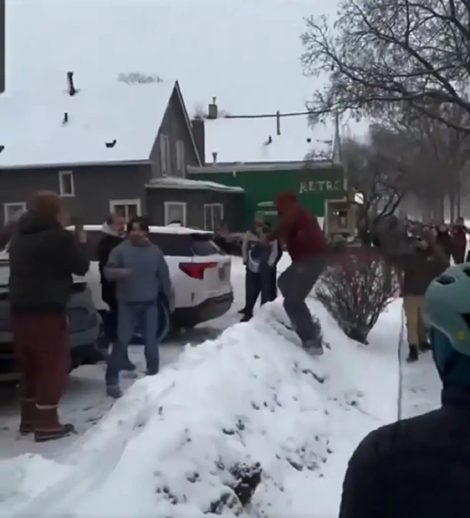 (VIDEO) Sacan a agentes de ICE de un restaurante mexicano