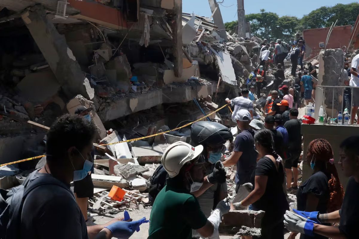 Alcalde Colombiano llora: Mauricio Salazar es abrazado por un corresponsal de Noticias Caracol | Foto: Cortesía